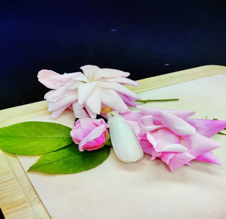 White jade magnolia flower - shaped gold pendant